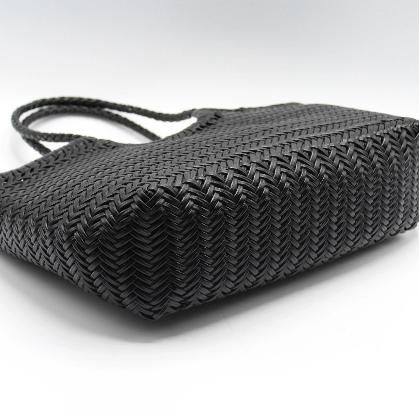 Bolso Sook trenzado a mano marrón camel