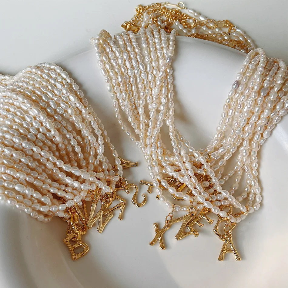 Gargantilha de pérolas com inicial