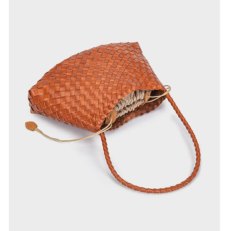 Bolsa de couro trançado com pedra