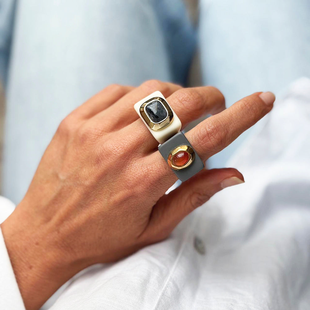 Anillo mujer crema con labradorita